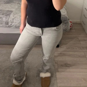 Ljus gråa jeans - Ett par jätte snygga ljus gråa jeans fåtal använda, tyvärr passar de inte mig riktigt och därför säljer de.