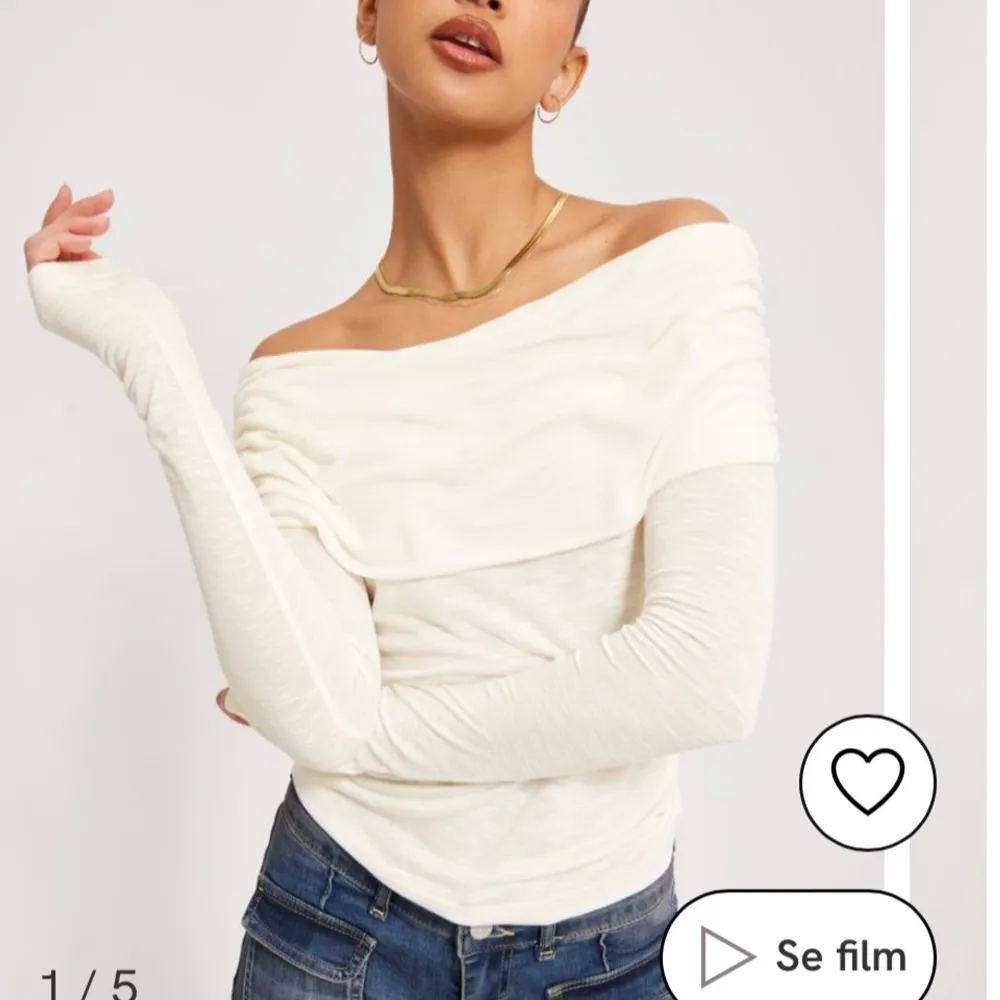 Säljer min vita offshoulder tröja från Nelly som är oanvänd  och slutsåld!!🫶🏻. Toppar.