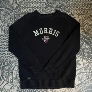 Säljer en mycket fin stickad tröja från Morris! | Skick: 7/10 | Sparsamt använd och har mycket kvar att ge! |Stl: M | Vid frågor eller funderingar finns jag i DM! 📩  Mvh CVB Closet