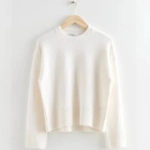 & other stories stickad tröja💘 - Säljer denna jätte snygga stickade tröjan från & other stories💘 den är i ett bra skick och har inga defekter💘