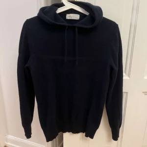 Svart hoodie i kashmir - Säljer en supermjuk och stilren navy blå  hoodie i kashmir. Perfekt för kyliga dagar när du vill vara både bekväm och snygg. Väldigt eftertraktade hoodie också 