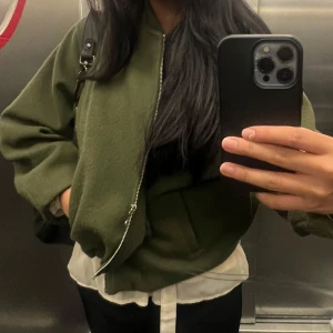 Zara jacka  - Jätte fin grön jacka från Zara i strl S, hör gärna av er för fler bilder på jackan 💞