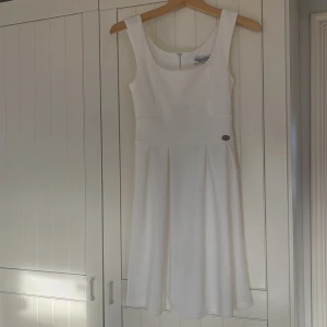 Klänning - Fin vit klänning, enbart använt vid ett tillfälle, sparsamt. 