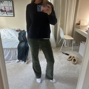 Gröna Manchester byxor  - Skit coola byxor från lee, men köpta second hand🩷 Har ett litet hål uppe vid midjan men syns knappt, skriv för bild