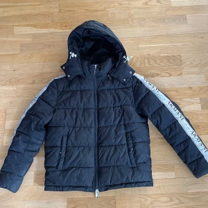 Armani exchange vinter jacka - Väldrigt bra skick, köpt för 2999kr 