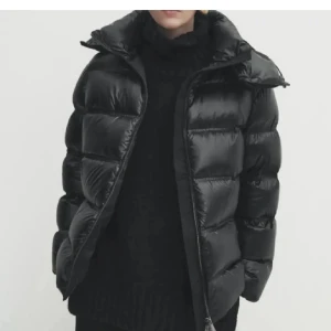 Svart Massimo Dutti jacka - Storlek s. Förra årets modell på jackan men användes knappt. Alltså den gamla modellen som enligt mig är snyggare. Nypris ca3000kr. Inga defekter alls. Skriv hjärna vid frågor. 