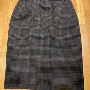 Vintage kjol  - Rak kjol med knapp bak  55% terylene och 45% ull Ca 35 cm över midjan