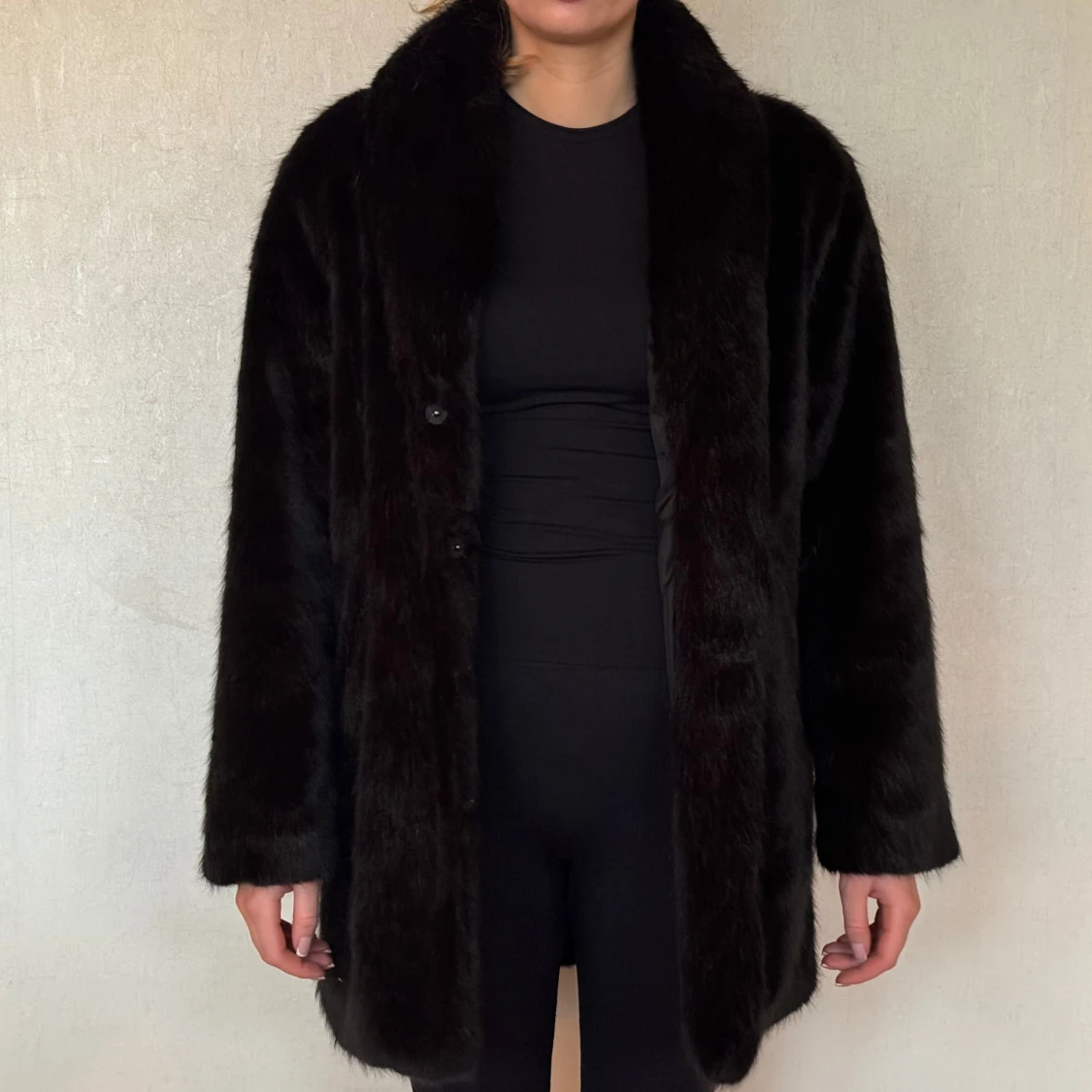 Svart pälsjacka
