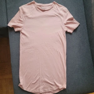 Tshirt  - Ljus gammelrosa i använt skick. 