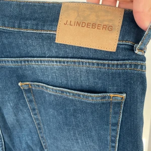 J. Lindeberg Jeans - DEALS‼️ J Lindeberg jeans perfekt skick. Använd gärna köp nu knapp🤝 Vid frågor bara att skriva.  Modellen är 184. Storlek 31/32‼️