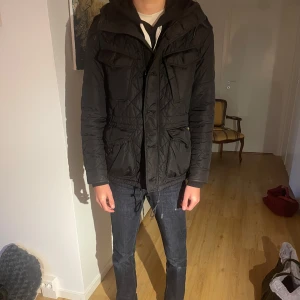 Ralph lauren fieldjacket - Bra skick, inga skador, perfekt nu till hösten. De är dun i jackan vilket är bra nu när de är lite kallare. Hör av er vid frågor. Passar även storlek M