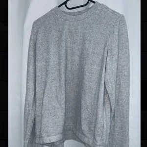 Mysig tröja  - Grå tröja från HM! Den är smått fluffig och blir perfekt att mysa i nu i höst🍂 Aldrig använd! (Säljs på andra plattformar)