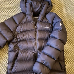 Peak performance jacka  - Peak performance jacka i mycket bra skick köptes förra hösten för 4200kr