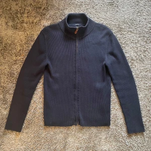 Mörkblå zip fleece/cardigan  - Boomerang fleece/cardigan. Storlek S. Designad i Sverige. Originell bomull. Slimfit.