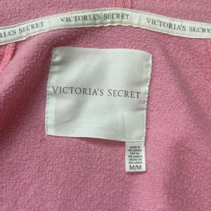 Rosa Victoria’s secret set🩷 - Tröja i M men ganska liten i storleken, byxorna i S!💘