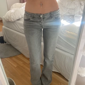 Gråa Lågmidjade jeans - Dessa jeans är så fina, säljer för att jag inte använder dem så mycket längre💗 dem är justerbara i midjan, jag är 170 och det är storlek 164💗