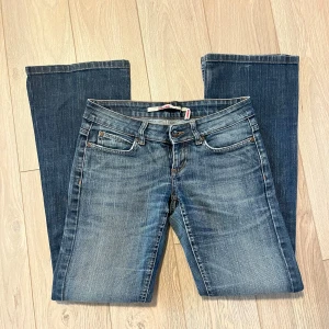Lågmidjade jeans  - Säljer dessa lågmidjade jeans från Only i storlek 36. Köpta på sellpy men var alldeles försmå för mig, skickar därför inga bilder med dem på. Midja tvärs över 37 cm, innerbenslängd 78 cm och total längd 98 cm. Postar samma dag eller dagen efter 💞