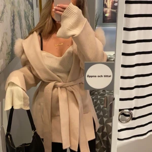 Pälskappa - Vit/beige pälskappa i mycket bra skick, äkta päls och nypris 2199kr.  Kontakta mig för fler bilder☺️ (Liten defekt på insidan men inget man tänker på.Och att lappen där märket står har gått av.