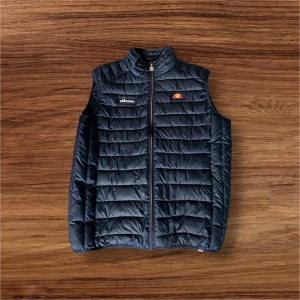 Ellesse väst mörk blå - Mycket bra skick perfekt till hösten