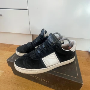 Valentino Flycrews (mocka 41-42) - Säljer dessa eftertraktade och feta mocka Valentino flycrews i färgen svart. Skorna har några defekter men inget som påverkar charmen av skon, ex 2 nitar på vardera skor saknas. Annars jätte snygga skor som passar med allt. Funderingar/ finns i PM! 🚨