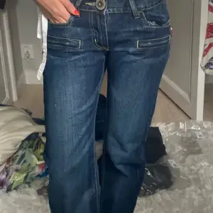 Super fina jeans köpta här på Plick! Säljer då det tyvärr inte passade mig! Midjemått:66 Inebenslängden: 79 Hör gärna av er vid frågor elelr intresse!💕