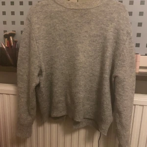 Stickad tröja - Så gosig grå stickad tröja från Carin Wester i storlek XS! 🫶🏻