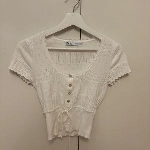 Vit tröja  - Vit tröja med snöre i midjan och knappar från zara. Storlek S. Bra passform. Inga hål eller fläckar. Mycket fint skick. 