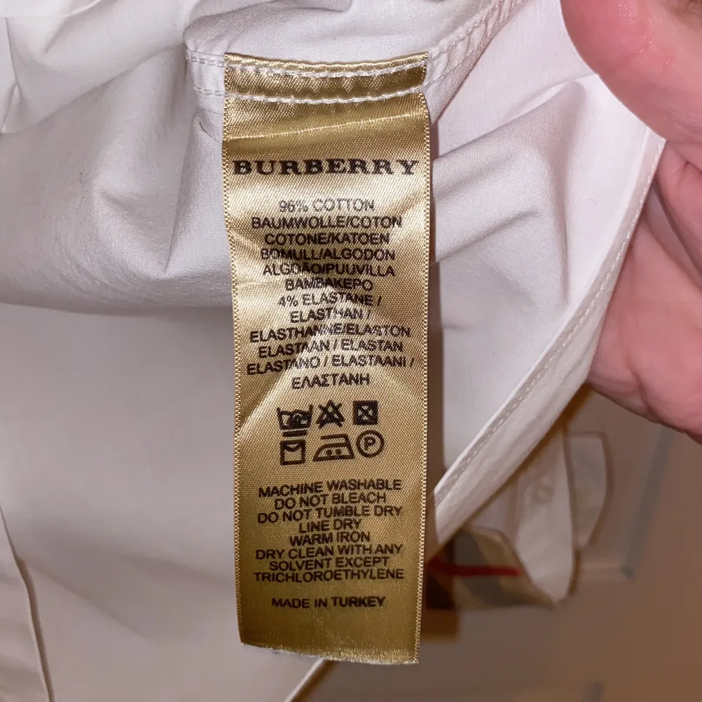 Säljer en vit stilren burberry skjorta i väldigt gott skick, storlek S Hör av dig vid mer frågor. Skjortor.