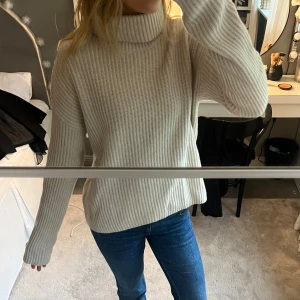 Polotröja från Stenströms  - Jättefin polo tröja perfekt till hösten🍁jättefin kvalite och sticks absolut inte 🥰storlek L men skulle mer säga att den är som en M💕långa armar 