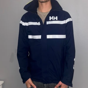 Helly Hansen Jacka - Tjena, säljer nu denna riktigt schyssta Helly Hansen jackan, perfekt till hösten men även i vinter. Personen på bilden är ca 184-185 cm lång. Skick 10/10. För mer info eller bilder skicka ett meddelande!
