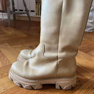 Boots from Shoe Biz  - Size 38, good condition but usage marks some places. New price: 2200,- 