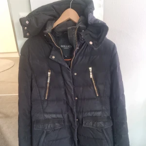 Jacka  - Jackanfrån Hollis.  Storlek 38  Fint skick. Kan behövas en tvätt 