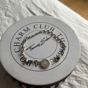  Berlock armband  - Jag säljer detta jätte fina berlockarmband för det är tyvärr för litet för mig det är i ett jätte fint skick och jag fick ett nytt igår  