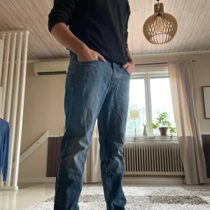 Mörkblå jeans - Säljer ett par klassiska blå jeans från 157. De har en normal passform och är perfekta för vardagsbruk. Jeansen har en traditionell femficksdesign och är i bra skick. Perfekta för både höst och vår! En defekt se bild😊