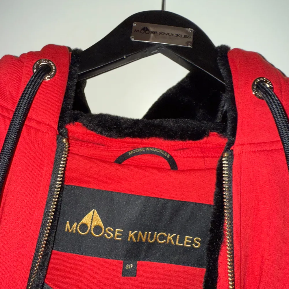 Hej jag säljer min äkta moose knuckles hoodie/jacka i storlek S passar M. Jag säljer den då den inte sitter så bra på mig och var rätt missnöjd med mitt köp. Galje med följer. Köpt ifrån johnells för 4500kr. Pris kan diskuteras vid snabb affär. Hoodies.