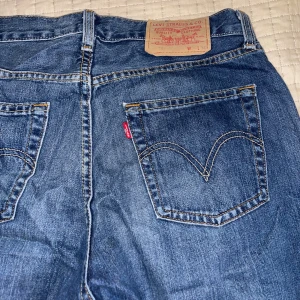 levi’s 751 - levi's jeans, midwaisted. vida/raka i benen. okej skick! W34 L30. passar till 38-40