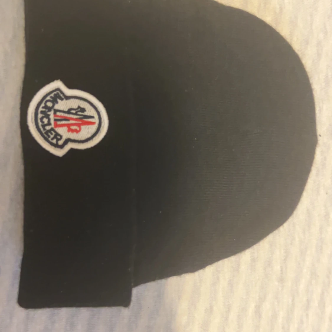 Hej kära kunder ja köpte denna moncler mössa för 2600 kronor  - 92