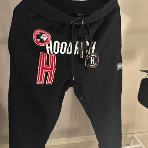 Byxor - Hoodrich mjukisar som är min brors, han har aldrig använt dom (fick de i present) och prislappen är på! Dessa kostar 800kr om jag ej har fel. Storlek M