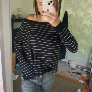 Stickad tröja - Tunn stickad tröja från Zara, nästan aldrig använd så i väldigt bra skick💕