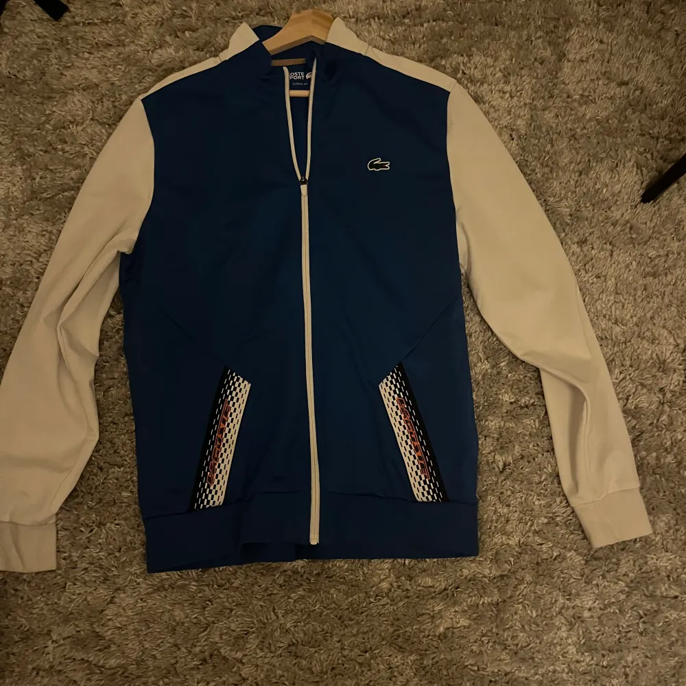 En Lacoste full zip, 🇫🇷 stil men passar självklart till allt, den är köpt från Lacoste i Gbg. Har knappast använt den mer än 4-5 gånger då jag ej diggar stilen längre. Storlek L på pappret men stämmer ej, jag bär S-M egentligen o denna passar perfekt!. Tröjor & Koftor.