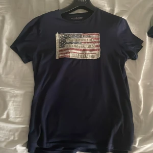 Ralph lauren T-shirt  - Säljer denna feta Ralph lauren (denim & supply) T-shirten i väldigt bra skick utan några defekter, storlek S, skriv för mer frågor eller bilder 