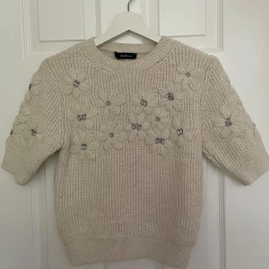Stickad kortärmad tröja - Jättefin beige kortärmad stickad tröja från Dilvin. Säljer den för att den inte kommer till användning!💗