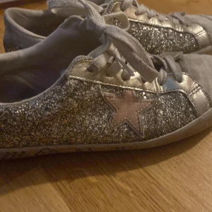 Golden goose liknande skor - Jag säljer mina golden goose liknande skor, de är helt slutsålda ❤️ Storlek 38 men större i storleken❤️ Pris kan diskuteras! 