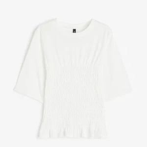 Trendig smockad hm t shirt  - Super snygg smockad HM t-shirt. Jag säljer den på grund av den inte kommer till användning. Storlek S