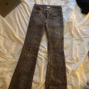 Leopard byxor - Säljer mina leopard byxor från Nelly! Använda 3 gånger❤️