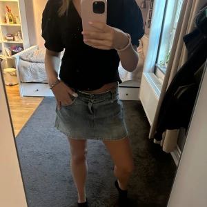 Jeans kjol  - Jeans kjol i storlek 38, köpt secondhand men tyvärr för stora. Midjemått 43 cm