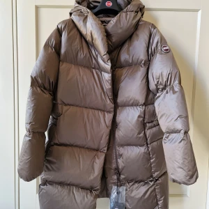 Ny och oanvänd Colmar jacka - Superfin och varm dunjacka från Colmar i storlek 36. Helt ny och oanvänd med alla tags kvar! Nypris: 6700 kr. Säljes för 3000 kr