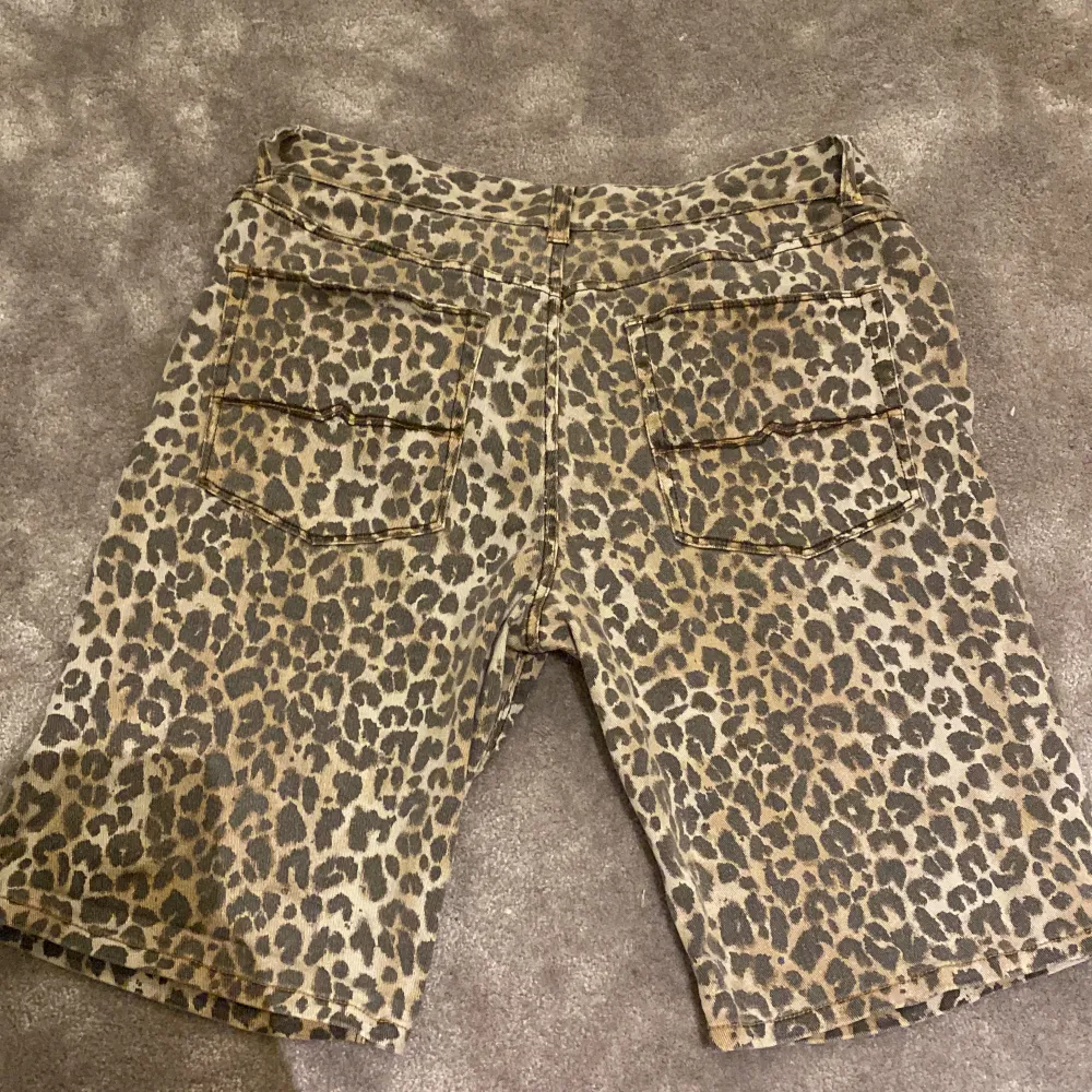 Säljer ett par snygga jeansshorts med leopardtryck! De är tyvärr för små för mig men e super coola. Midjemått 43 cm. Shorts.