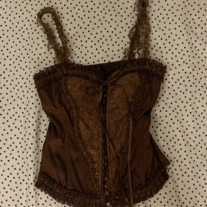 Korsett - Brun-glittrig korsett med fina detaljer, inköpt i Paris! Perfekt till hösten✨dragkjedja på sidan!