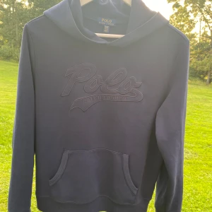 Ralph lauren hoodie - Säljer en Ralph lauren hoodie i bra skick, men lite nopprig. Den är köpt på Plick och är i storlek XL i barnstorlek motsvarande S. Om fundering skriv i dm!